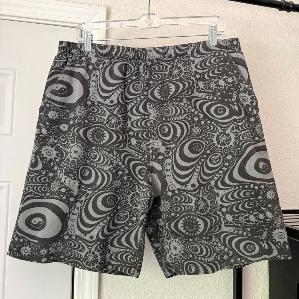 GOOD MORNING‎ TAPES grey psychedelic swirl smiley floral peace sign shorts